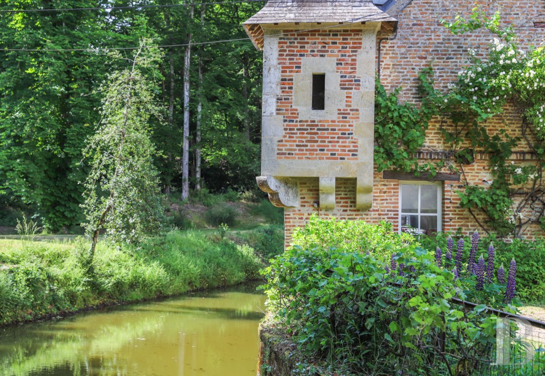 The former defence pavilion of a 16th century chateau transformed into a gîte, surrounded by a landscape of forests and lakes in Sologne, near to Chambord - photo  n°18